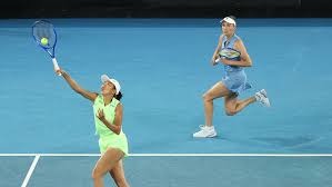 尤文航班延误，挪威当地球迷抓紧机会在机场与他们合影留念